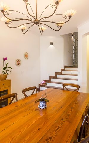 Casa de condomínio à venda com 573m², 4 quartos e 4 vagas Casa de condomínio à venda com 573m², 4 quartos e 4 vagasSala de Jantar