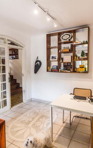 Casa de condomínio à venda com 573m², 4 quartos e 4 vagas Casa de condomínio à venda com 573m², 4 quartos e 4 vagasEscritório