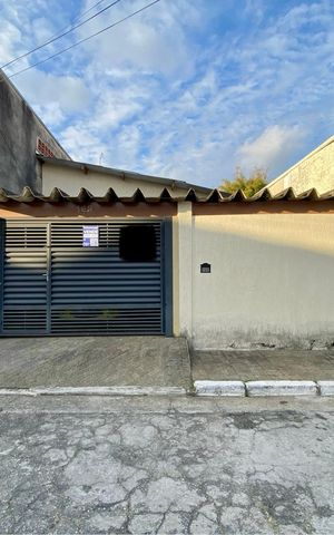 Casa à venda com 120m², 2 quartos e 2 vagas Casa à venda com 120m², 2 quartos e 2 vagasFachada