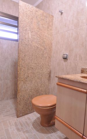 Casa à venda com 370m², 5 quartos e 6 vagasBanheiro da Suíte 2