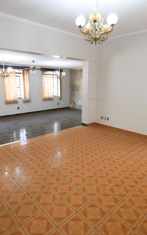 Casa à venda com 280m², 3 quartos e 2 vagasSala