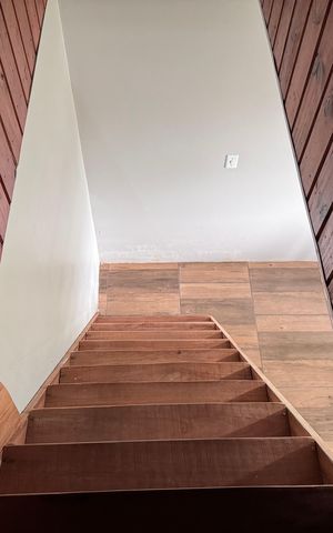 Casa à venda com 400m², 1 quarto e 1 vaga Casa à venda com 400m², 1 quarto e 1 vagaEscada