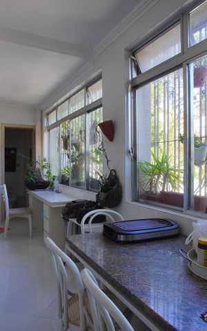 Apartamento à venda com 230m², 4 quartos e 2 vagasCozinha e Área de Serviço