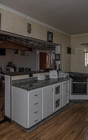 Casa à venda com 250m², 4 quartos e 6 vagas Casa à venda com 250m², 4 quartos e 6 vagasCozinha