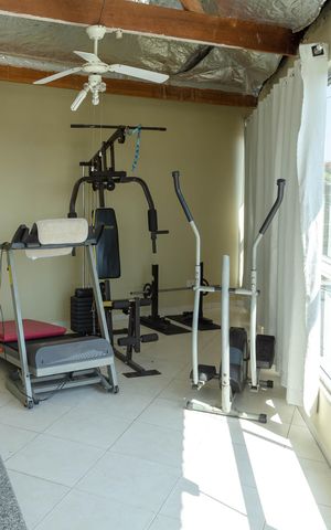 Casa à venda com 385m², 4 quartos e 6 vagas Casa à venda com 385m², 4 quartos e 6 vagasVaranda da Sala