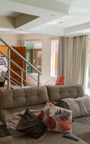 Casa à venda com 385m², 4 quartos e 6 vagas Casa à venda com 385m², 4 quartos e 6 vagasSala