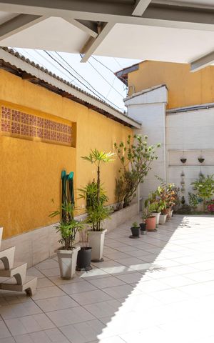 Casa à venda com 385m², 4 quartos e 6 vagas Casa à venda com 385m², 4 quartos e 6 vagasGaragem