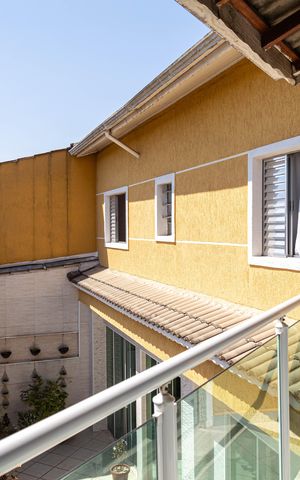 Casa à venda com 385m², 4 quartos e 6 vagas Casa à venda com 385m², 4 quartos e 6 vagasVaranda da Suíte 1