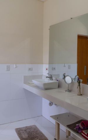 Casa à venda com 385m², 4 quartos e 6 vagas Casa à venda com 385m², 4 quartos e 6 vagasBanheiro da Suíte 2