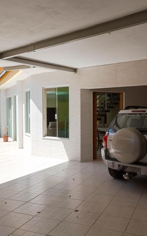 Casa à venda com 385m², 4 quartos e 6 vagas Casa à venda com 385m², 4 quartos e 6 vagasGaragem