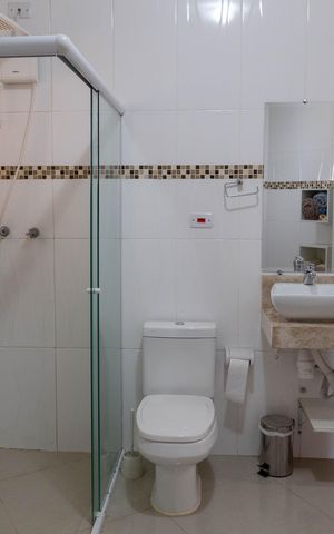 Casa à venda com 385m², 4 quartos e 6 vagas Casa à venda com 385m², 4 quartos e 6 vagasBanheiro da Suíte 1