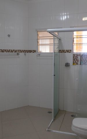 Casa à venda com 385m², 4 quartos e 6 vagas Casa à venda com 385m², 4 quartos e 6 vagasBanheiro da Suíte 1