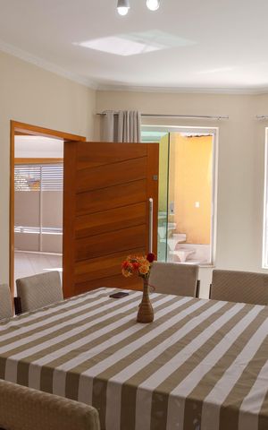 Casa à venda com 385m², 4 quartos e 6 vagas Casa à venda com 385m², 4 quartos e 6 vagasSala de Jantar