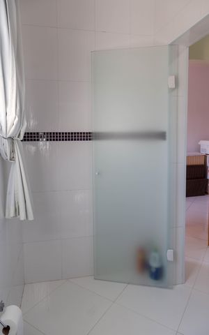 Casa à venda com 385m², 4 quartos e 6 vagas Casa à venda com 385m², 4 quartos e 6 vagasBanheiro da Suíte 2