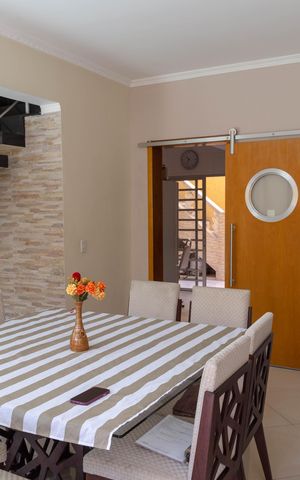 Casa à venda com 385m², 4 quartos e 6 vagas Casa à venda com 385m², 4 quartos e 6 vagasSala de Jantar