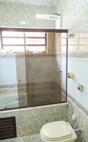 Casa à venda com 300m², 3 quartos e 6 vagas Casa à venda com 300m², 3 quartos e 6 vagasBanheiro da Suíte