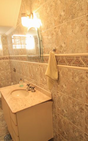 Casa à venda com 300m², 3 quartos e 6 vagas Casa à venda com 300m², 3 quartos e 6 vagasLavabo