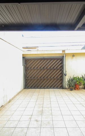 Casa à venda com 300m², 3 quartos e 6 vagas Casa à venda com 300m², 3 quartos e 6 vagasÁrea comum