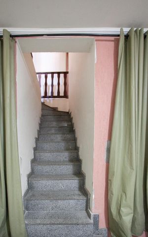 Casa à venda com 289m², 3 quartos e 3 vagas Casa à venda com 289m², 3 quartos e 3 vagasEscada