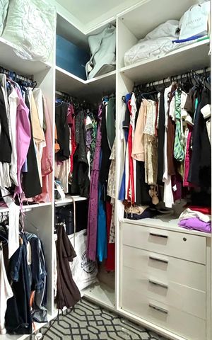 Apartamento à venda com 95m², 2 quartos e 2 vagas Apartamento à venda com 95m², 2 quartos e 2 vagasCloset da suíte