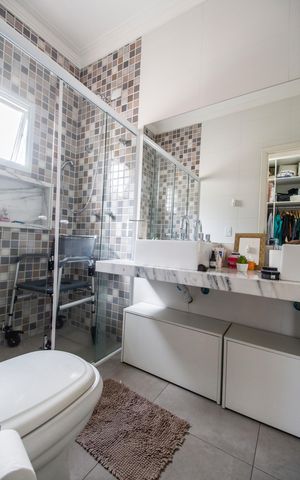 Casa de condomínio à venda com 224m², 3 quartos e 4 vagas Casa de condomínio à venda com 224m², 3 quartos e 4 vagasBanheiro da Suíte