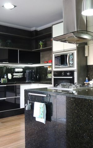 Casa de condomínio à venda com 485m², 4 quartos e 5 vagasCozinha - Armários
