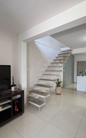 Casa à venda com 112m², 2 quartos e 2 vagas Casa à venda com 112m², 2 quartos e 2 vagasSala
