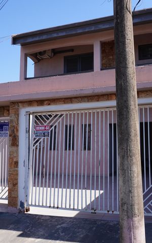 Casa para alugar com 196m², 4 quartos e 3 vagasFachada
