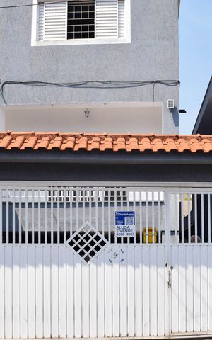 Casa à venda com 170m², 3 quartos e 2 vagas Casa à venda com 170m², 3 quartos e 2 vagasFachada