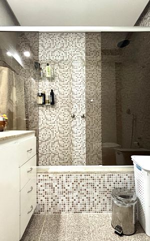 Apartamento à venda com 130m², 3 quartos e 2 vagas Apartamento à venda com 130m², 3 quartos e 2 vagasBanheiro da Suíte