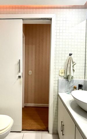 Apartamento à venda com 130m², 3 quartos e 2 vagas Apartamento à venda com 130m², 3 quartos e 2 vagasBanheiro social