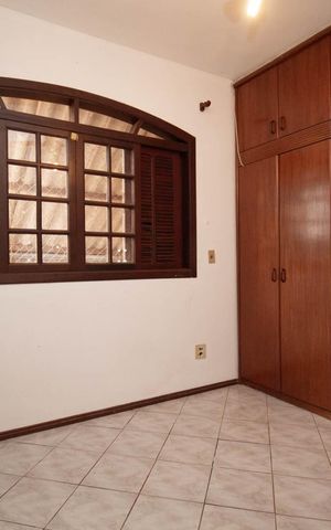 Casa de condomínio para alugar com 400m², 4 quartos e 6 vagas Casa de condomínio para alugar com 400m², 4 quartos e 6 vagasQuarto 1