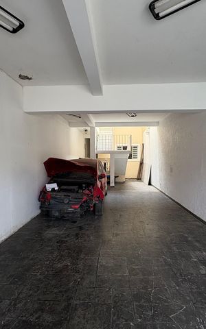 Casa à venda com 424m², 3 quartos e 6 vagas Casa à venda com 424m², 3 quartos e 6 vagasGaragem