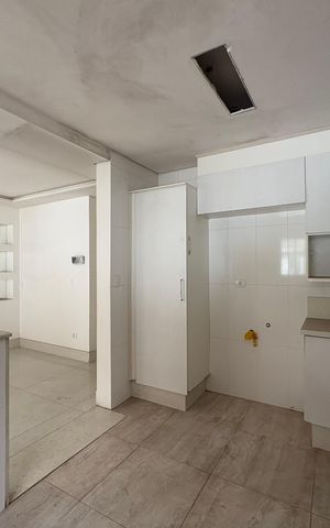 Casa à venda com 424m², 3 quartos e 6 vagas Casa à venda com 424m², 3 quartos e 6 vagasCozinha