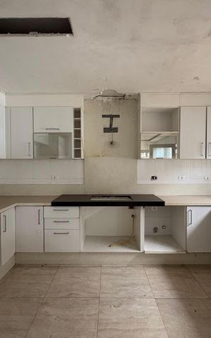 Casa à venda com 424m², 3 quartos e 6 vagas Casa à venda com 424m², 3 quartos e 6 vagasCozinha