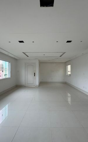 Casa à venda com 424m², 3 quartos e 6 vagas Casa à venda com 424m², 3 quartos e 6 vagasSala
