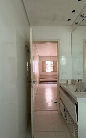Casa à venda com 424m², 3 quartos e 6 vagas Casa à venda com 424m², 3 quartos e 6 vagasBanheiro da Suíte 2