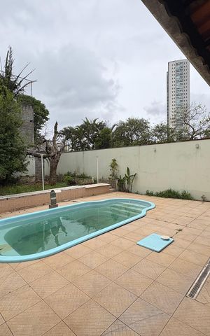 Casa à venda com 424m², 3 quartos e 6 vagas Casa à venda com 424m², 3 quartos e 6 vagasPiscina