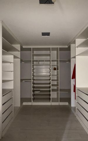 Casa à venda com 424m², 3 quartos e 6 vagas Casa à venda com 424m², 3 quartos e 6 vagasCloset da suíte 1