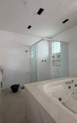 Casa à venda com 424m², 3 quartos e 6 vagas Casa à venda com 424m², 3 quartos e 6 vagasBanheiro da Suíte 1