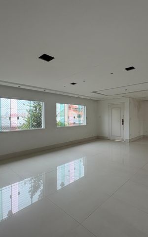 Casa à venda com 424m², 3 quartos e 6 vagas Casa à venda com 424m², 3 quartos e 6 vagasSala