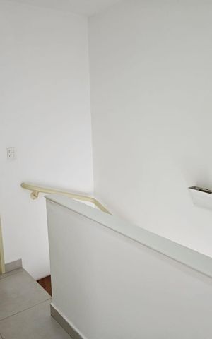 Casa de condomínio para alugar com 110m², 3 quartos e 2 vagas Casa de condomínio para alugar com 110m², 3 quartos e 2 vagasEscada