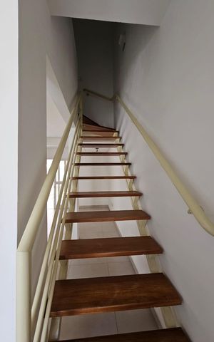 Casa de condomínio para alugar com 110m², 3 quartos e 2 vagas Casa de condomínio para alugar com 110m², 3 quartos e 2 vagasEscada