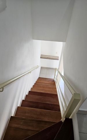 Casa de condomínio para alugar com 110m², 3 quartos e 2 vagas Casa de condomínio para alugar com 110m², 3 quartos e 2 vagasEscada