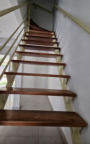 Casa de condomínio para alugar com 110m², 3 quartos e 2 vagas Casa de condomínio para alugar com 110m², 3 quartos e 2 vagasEscada