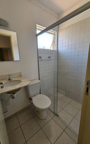 Casa de condomínio para alugar com 110m², 3 quartos e 2 vagas Casa de condomínio para alugar com 110m², 3 quartos e 2 vagasBanheiro da Suíte