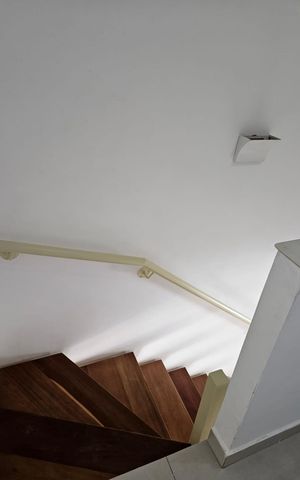 Casa de condomínio para alugar com 110m², 3 quartos e 2 vagas Casa de condomínio para alugar com 110m², 3 quartos e 2 vagasEscada