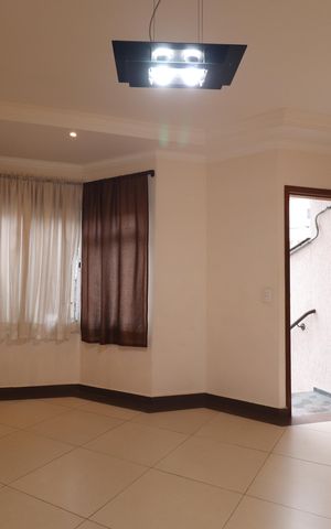 Casa à venda com 152m², 4 quartos e 2 vagasSala