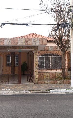 Casa à venda com 300m², 4 quartos e 3 vagasFachada