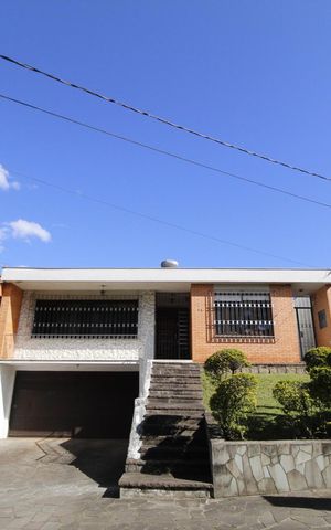 Casa à venda com 300m², 4 quartos e 2 vagasFachada